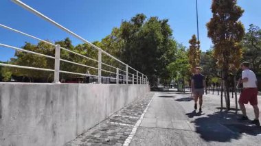 Lizbon Rıhtımı boyunca Sıcak Gün Yürüyüşü