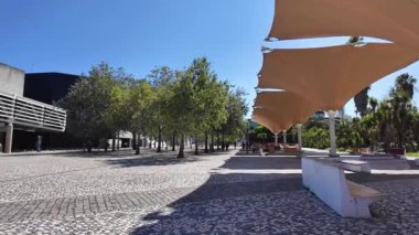 Lizbon Rıhtım Bölgesi 'nde Sıcak Öğleden Sonra Yürüyüşü