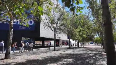 Lizbon Milletler Parkı Güneş Işığında Yürüyüş