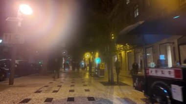 POV Lizbon Şehir Işıklarında Yürüyor