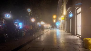 Lizbon Şehir Merkezi Gecesi POV 'ta Yakalandı