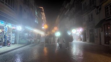 Lizbon Şehir Mimarisinde POV Gece Gezintisi