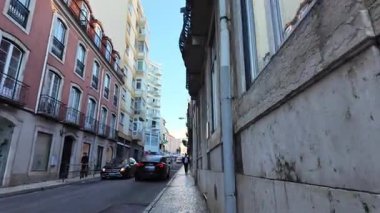 Güneşli bahar gününde Lizbon mimarisinin POV keşfi