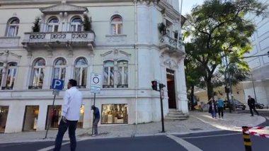 Lizbon 'da canlı sokakları ve mevsimlik aydınlığıyla yayalar arası POV deneyimi