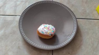 Renkli mini çörekler serpiştirmek, çikolata, fındık ve peyniri oval tabağa koymak, yemeye hazır