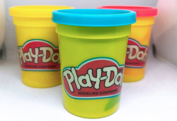 Джакарта - 4 октября 2025: Три красочных контейнера для моделирования плей-до