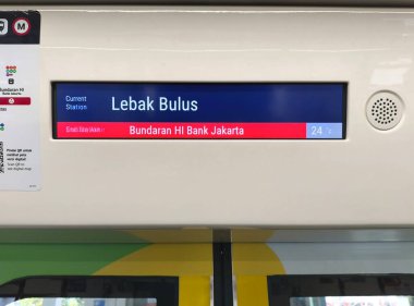 Jakarta - 15 Ekim 2025: Jakarta MRT 'nin içindeki dijital tren bilgileri 