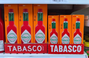 Jakarta - 16 Ekim 2025: Tabasco markasının raflarda sergilenen orijinal Red Pepper Sosu şişeleri perakende ambalajında