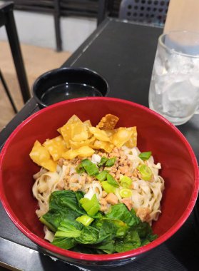 Lezzetli Endonezya eriştesi ve kızarmış wonton.