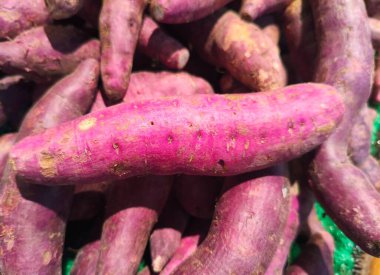 Canlı Mor Patates Yığını Yakın Çekim Piyasası