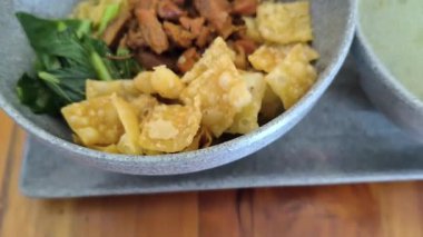 Endonezya Tavuğu Eriştesinin Tava Çekimi (Mie Ayam)