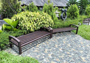 Bahçedeki Mozaik Taş Veranda Modern Metal Bankları