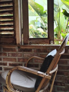 Tropikal Pencere Görünümlü Tuğla Duvar 'dan Rattan Sandalyesi