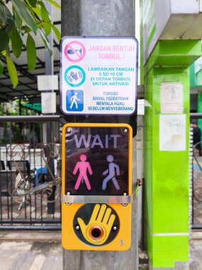Jakarta - 20 Kasım 2025: Endonezya Talimatları ile Yaya Geçidi Düğmesi İşareti