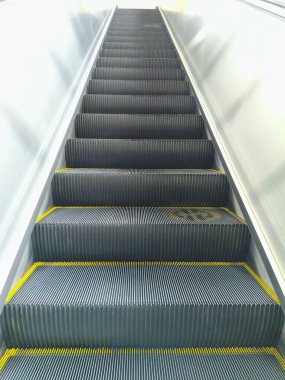 Modern Yürüyen Merdivenler Bir tren istasyonunda İlerliyor