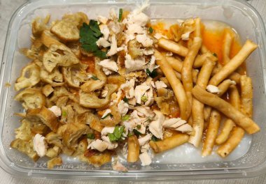 Endonezya Bubur Ayam Kızarmış Hamur ve Tavukla Kaplandı