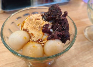 Kinako pudrası ve vanilyalı dondurmalı soğuk Japon Warabi Mochi tatlısı.