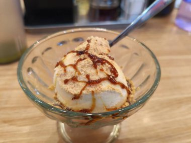 Kinako ve Kuromitsu soslu Japon Dondurma Tatlısı