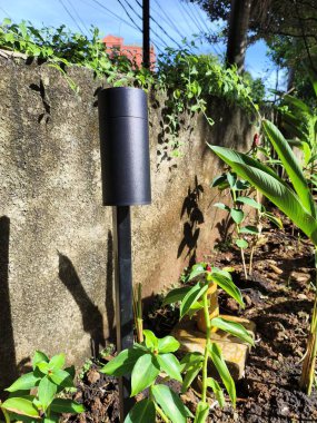 Tropikal Yeşil Bitkilerle Modern Siyah Açık Bahçe Işık Direği