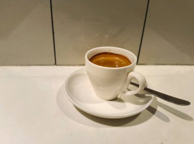 Taze Espresso Kafe Masasında Beyaz Kupada Kahve