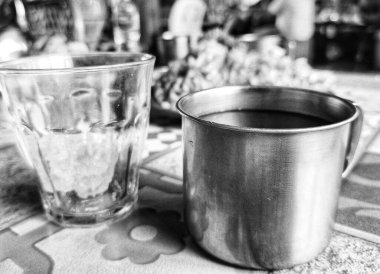 Siyah ve Beyaz Paslanmaz Kupa ve Cam