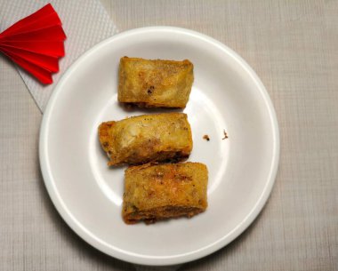 Beyaz Yuvarlak Tabakta Üç Kızarmış Yumurta Yuvarlağı