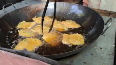 Kızgın Yağ 'da Geleneksel Endonezya Tempeh Mendoan Kızartılıyor