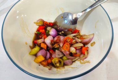 Endonezya baharatlı tatlı soya soslu, acı biberli ve sulu.