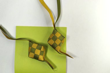 Yeşil Kağıt Arkaplanda İki Yeşil Sarı Kurdele Ketupat