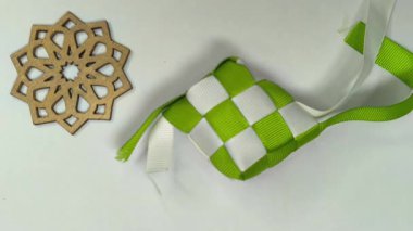 Beyaz üzerine Yeşil ve Beyaz Kurdele Ketupat ve Tahta İslami Yıldız