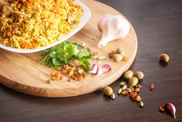 Ahşap arka plan üzerinde pilav
