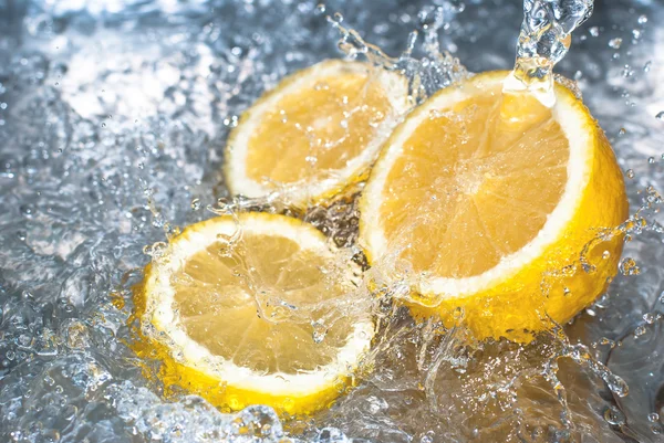 Limon ve su sıçramalarına