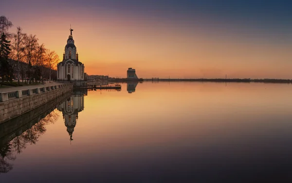 Günbatımı Dnipro Nehri üzerinde. 