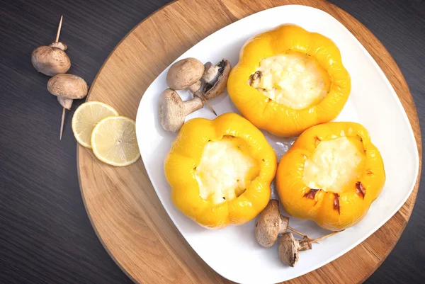 Lezzetli tatlı biber tavuk, mantar ve peynir ve dilim limon, doldurulmuş fırında pişmiş.
