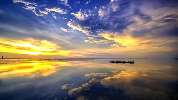 Wreck boat during sunset at beach — Stock Photo, Image