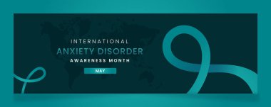 Uluslararası Anksiyete Bozukluğu Farkındalığı Ayı için açık bir pankart, sağlam bir koyu deniz mavisi arka planında akan bir deniz mavisi farkındalığı kurdelesi ve ince bir dünya haritası çizelgesi içeriyor..