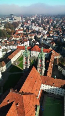St. Gall Manastırı ve St. Gallen 'in dikey 4k' lik hava görüntüleri. Saint Gall Manastırı İsviçre 'nin St. Gallen şehrinde bulunan bir Katolik dini kompleksi olan dağılmış bir manastır. Yüksek kalite 4k görüntü
