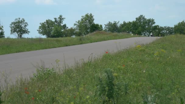 El motociclista acelera en la carrera. Bicicleta deportiva y piloto en mono de cuero en una pista de carreras. Carrera de concursos . — Vídeos de Stock