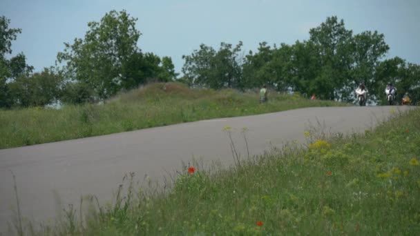 Мотоцикліст прискорюється на гонці. Спортивний велосипед і пілот у шкіряному комбінезоні на гоночній трасі. Змагання гонки . — стокове відео