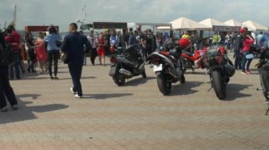 Odessa, Ukrayna - 11 Haziran 2016: Bike Cars ve Rock n Roll retro festivali. Motosikletler sırada bekliyor. Soldan sağa kaydırma.