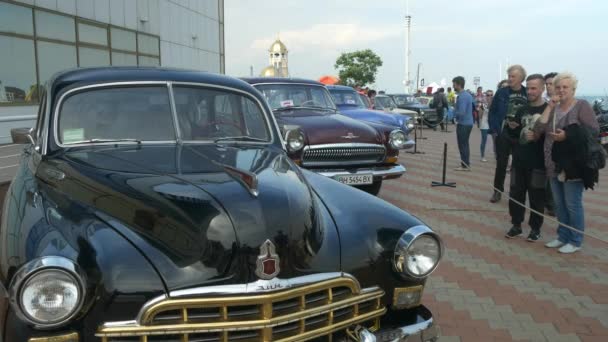 Odessa, ukraine - 11. juni 2016: bike cars und rock n roll retro festival. Oldtimer made in ussr. — Stockvideo