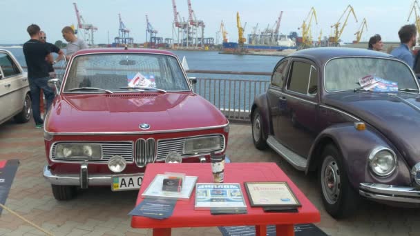 Οδησσό, Ουκρανία-Ιούνιος 11 2016: ποδήλατο αυτοκίνητα και Rock n roll ρετρό φεστιβάλ. Vintage ρετρό BMW με ναυλωτές. — Αρχείο Βίντεο