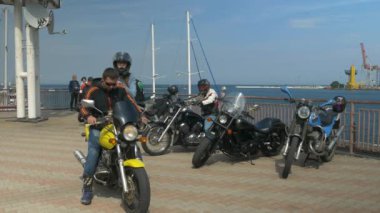 Odessa, Ukrayna - 11 Haziran 2016: Bike Cars ve Rock n Roll retro festivali. Bir motosiklet üzerinde Yolcu kız koltuklar ve uzak sürme.