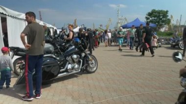 Odessa, Ukrayna - 11 Haziran 2016: Bike Cars ve Rock n Roll retro festivali. Park halindeki bisikletlerin yanından geçen motosiklet.