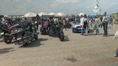 Odessa, Ukrayna - 11 Haziran 2016: Bike Cars ve Rock n Roll retro festivali. İki kadın yolcuile geçen dev üç tekerlekli bisiklet.