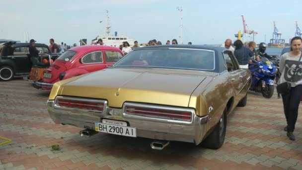 Odessa, Ukraina-juni 11 2016: Bike bilar och rock n roll retro Festival. Vintage retro amerikansk bil stående på en brygga. — Stockvideo