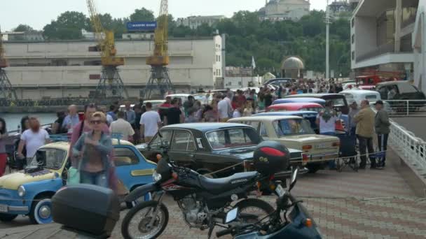 Odessa, ukraine - 11. juni 2016: bike cars und rock n roll retro festival. Menschenmenge passiert geparkte Oldtimer und Fahrräder — Stockvideo