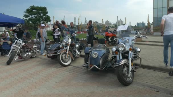 Odessa, Ukraina-Czerwiec 11 2016: Bike Cars i rock n roll retro Festival. Niestandardowe budować trójkołowce na wystawie. — Wideo stockowe