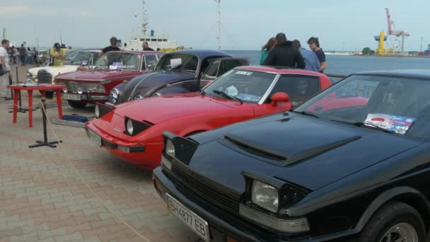 ODESSA, UCRANIA - 11 DE JUNIO DE 2016: Bike Cars y Rock n Roll festival retro. Coches retro japoneses de pie en un muelle . — Vídeo de stock