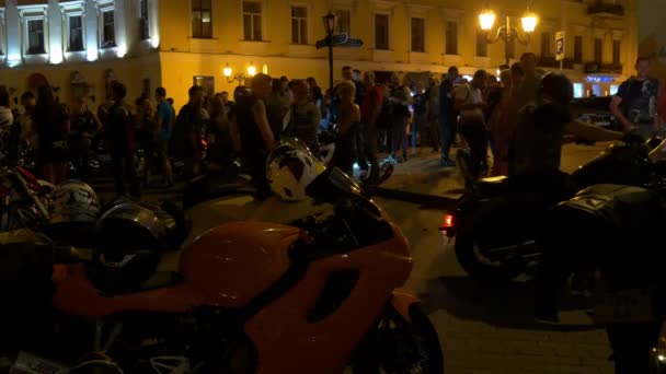 Odesa, Ukraina - juni 20 2016: Tur att arbeta dag. Motorcyklist dagen. Bikers dag. — Stockvideo